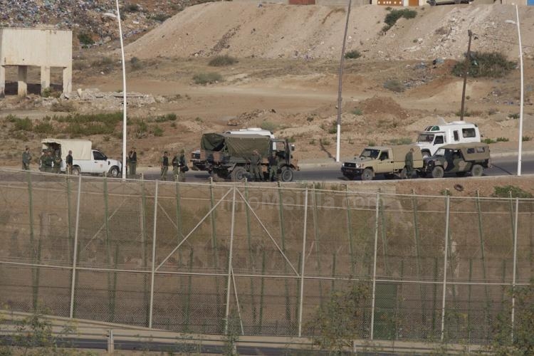 Unos 1.000 inmigrantes subsaharianos han protagonizado un nuevo intento de entrada a Melilla, aunque ninguno lo ha logrado
