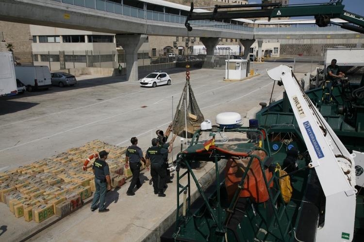 La Guardia Civil interviene trece toneladas de hachís en el interior de una embarcación en el mar de Alborán