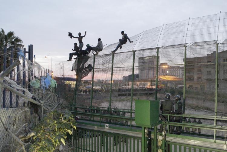 Una decena de inmigrantes sortea la valla de Melilla tras una agitada madrugada con 800 subsaharianos intentando entrar