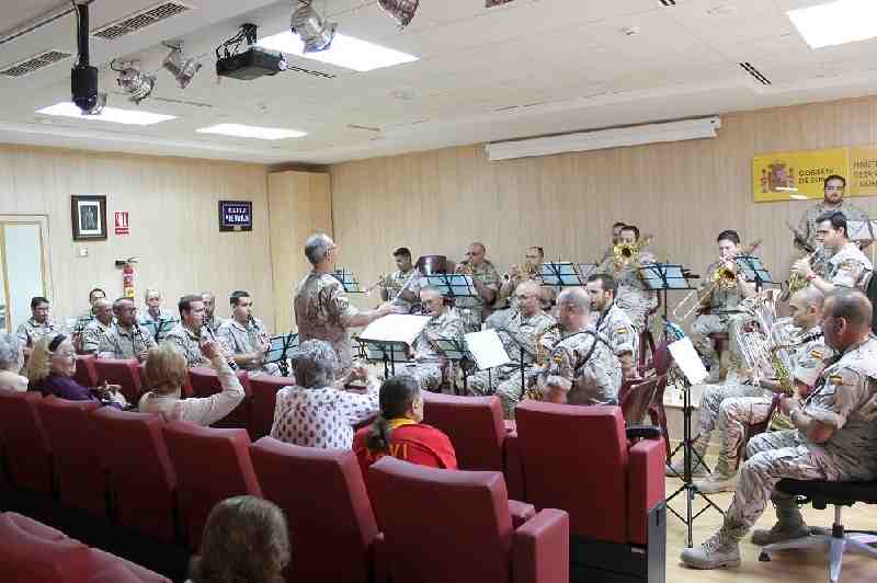 La Unidad de Música del Batallón de Cuartel General de la COMGEMEL ofrece un concierto a los usuarios de la residencia de mayores