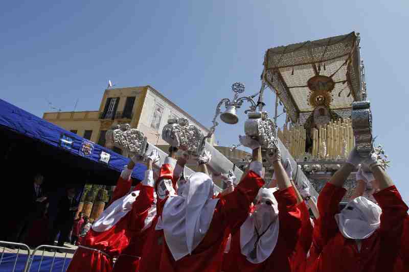 La Pollinica y Nuestra Señora de Gracia y Esperanza hacen su estación de penitencia en un Domingo de Ramos bañado por un sol radiante