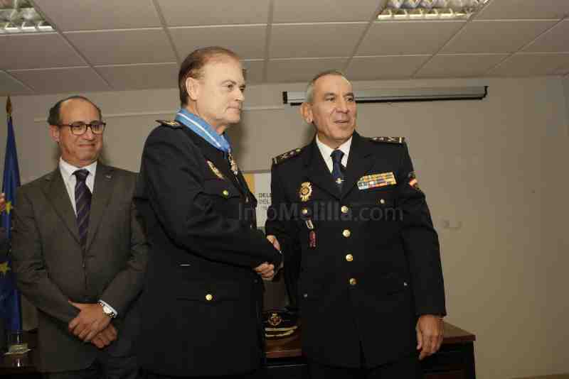 La Policía Nacional entrega las condecoraciones a la Orden del Mérito Civil a cuatro miembros de la Jefatura de Melilla