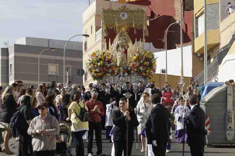 Melilla completa su Semana Santa con el "Encuentro" entre Resucitado y Rocío