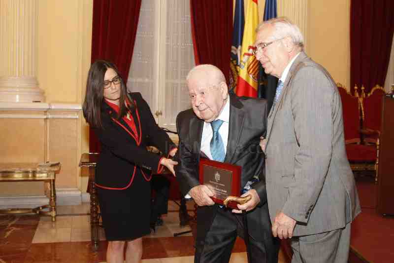 Melilla reconoce valores como “la abnegación, la solidaridad y el sacrificio” con la entrega de las placas al Mérito Social