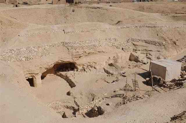 El equipo de excavación del IEAE en Luxor prepara la entrada a una nueva tumba
