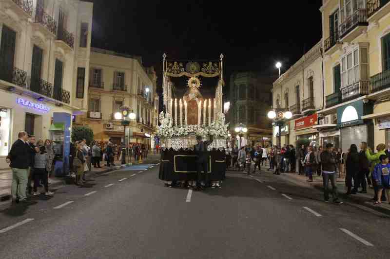 El lento y acompasado caminar del Nazareno de Melilla inunda la noche del Miércoles Santo