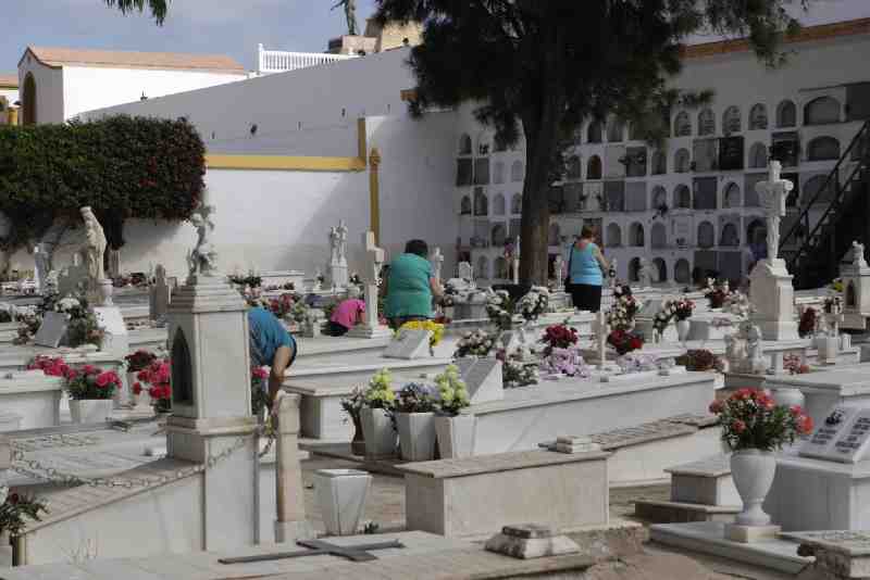 Cientos de melillenses celebran el Día de Todos los Santos visitando el Cementerio de la Purísima Concepción