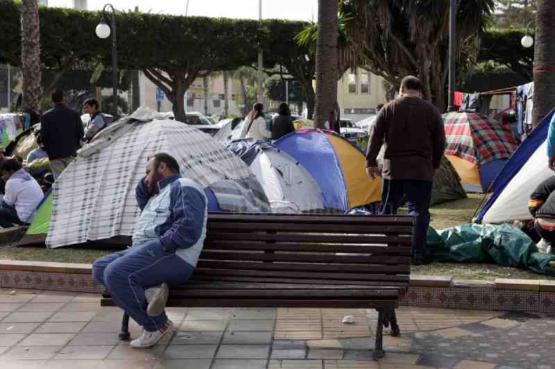 Los inmigrantes sirios abandonan la concentración tras obtener del Gobierno el compromiso de agilizar su traslado a la Península