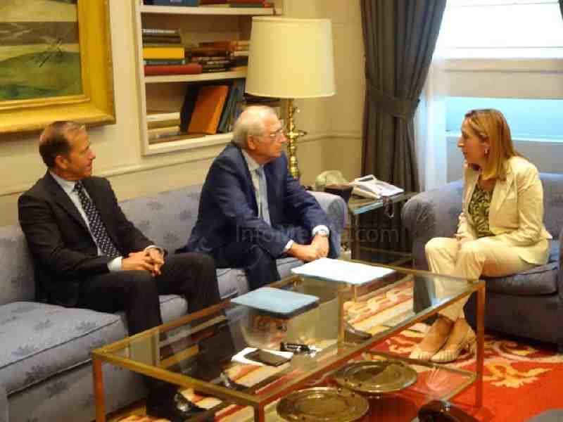 Ana Pastor durante la reunión con Juan José Imbroda a la que además ha asistido el consejero de Fome