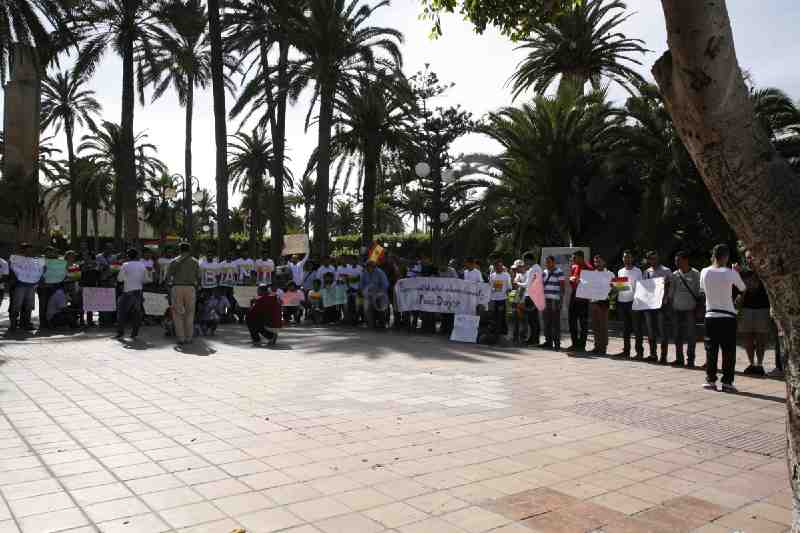 Unos cien kurdos sirios se concentran en Melilla por la paz y contra la violencia ocasionada por el grupo terrorista Estado Islámico