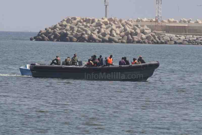 Interceptada una patera con 21 inmigrantes a bordo cuando se dirigía a la costa de Melilla