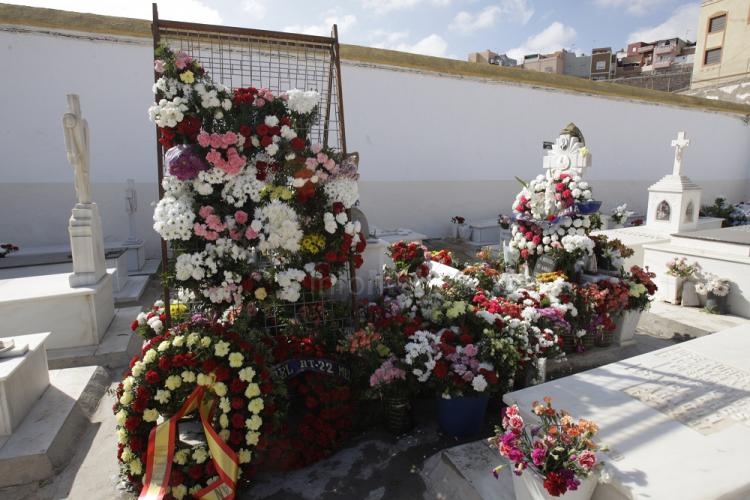 Cientos de melillenses celebran el Día de Todos los Santos visitando el Cementerio de la Purísima Concepción