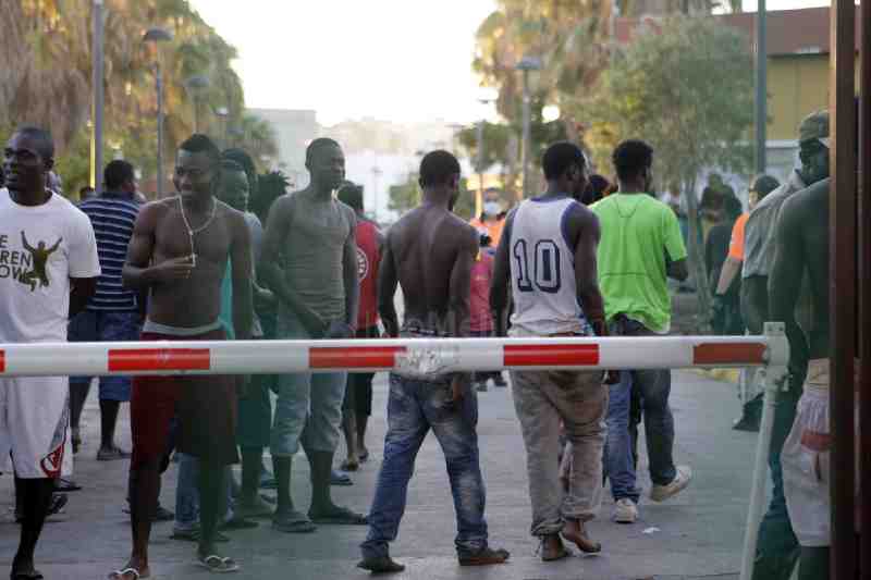 Unos 700 inmigrantes intentan sobrepasar la valla de Melilla y alrededor de 30 lo consiguen