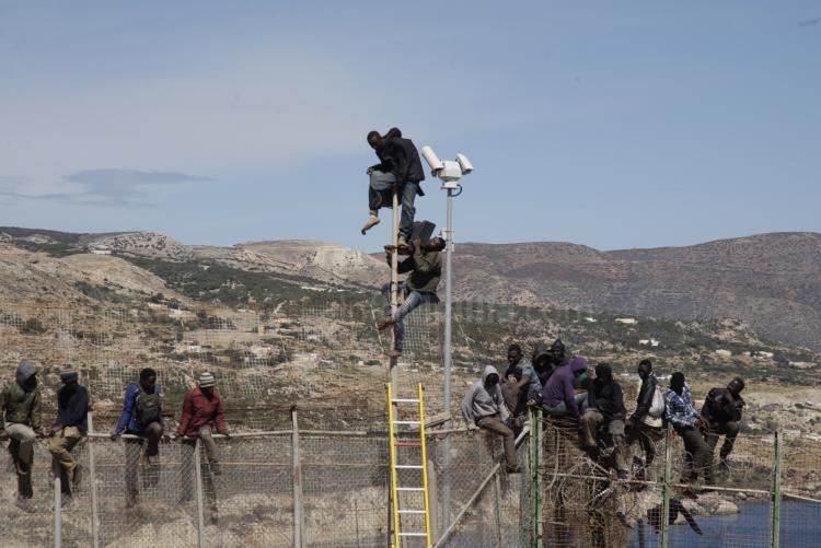 Unos 25 subsaharianos se encaraman a la valla de Melilla tras protagonizar un nuevo asalto masivo