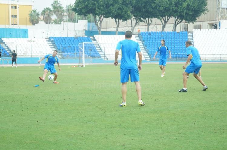 La U.D. Melilla entrena antes de emprender el viaje a Villanueva de la Serena