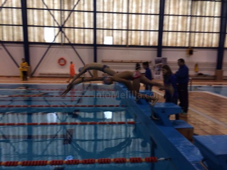 Salida en la prueba de 100 metros en natación