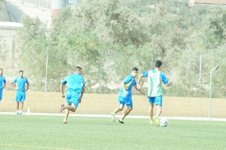 La UD Melilla se ejercita sobre césped artificial