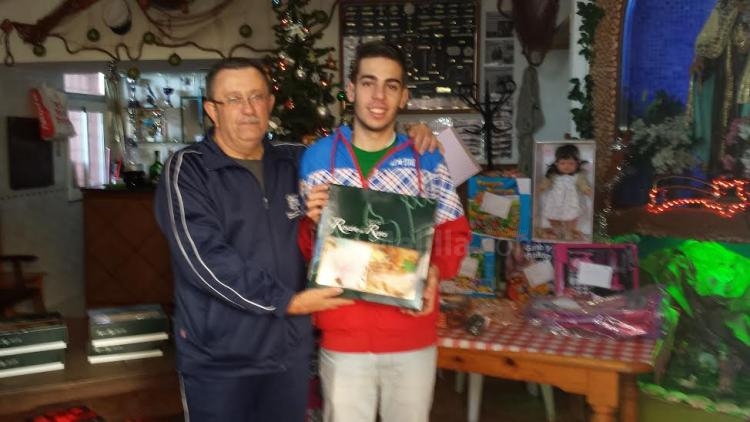 Deporte/Sociedad: El Club de Pesca islas Chafarinas hace entrega de roscones y juguetes a sus asociados