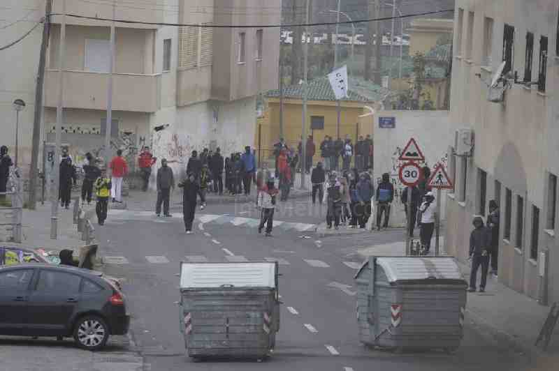 La Cañada vive una tarde de tensos disturbios con barricadas y enfrentamientos con la Policía