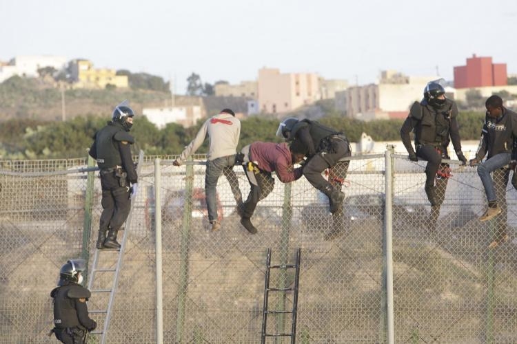 Una veintena de inmigrantes logra entrar a Melilla tras un nuevo asalto masivo a la valla