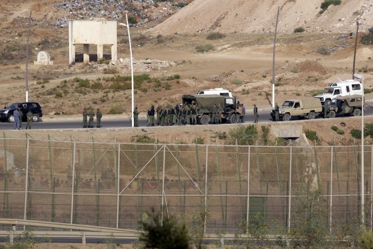 Unos 1.000 inmigrantes subsaharianos han protagonizado un nuevo intento de entrada a Melilla, aunque ninguno lo ha logrado