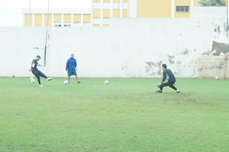 La U.D. Melilla se ejercita en una mañana lluviosa