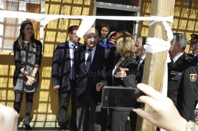 El ministro del Interior visita el CETI y se interesa por las historias de los inmigrantes acogidos