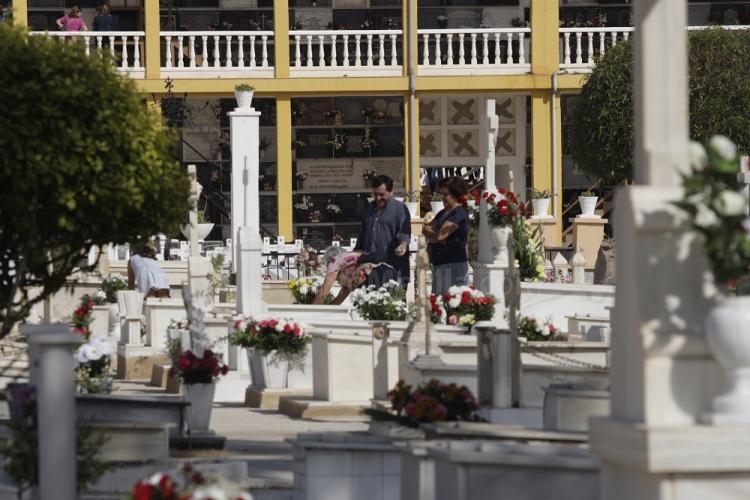 Cientos de melillenses celebran el Día de Todos los Santos visitando el Cementerio de la Purísima Concepción