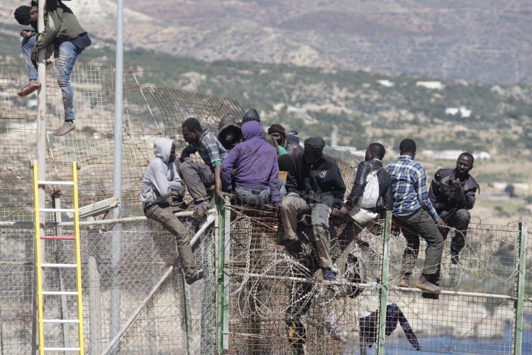 Unos 25 subsaharianos se encaraman a la valla de Melilla tras protagonizar un nuevo asalto masivo