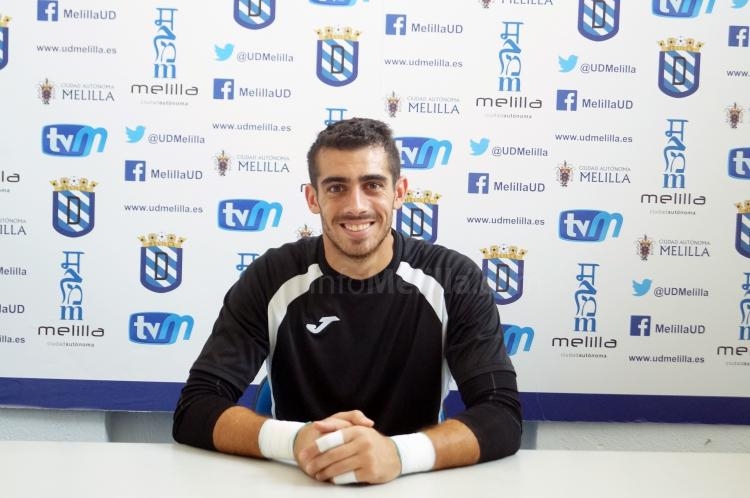 La UD Melilla se ejercita sobre césped artificial