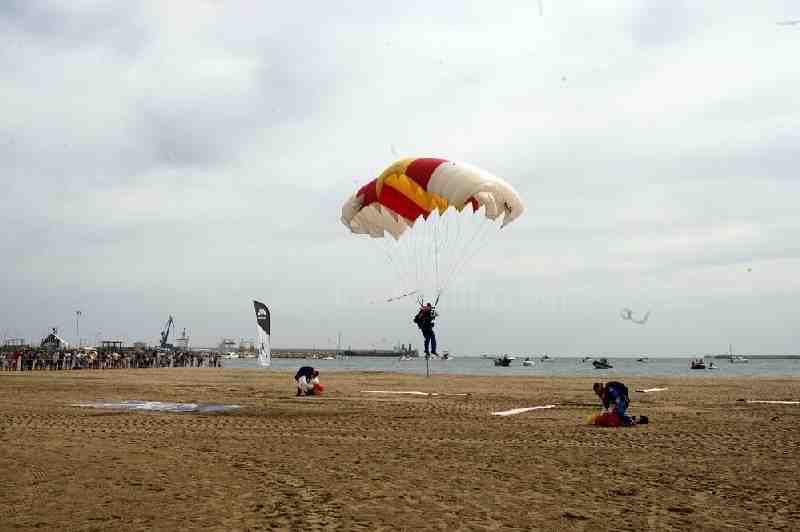 La Patrulla Acrobática Paracaidista del Ejercito del Aire abre los actos del Día de Melilla con una exhibición de saltos en la playa de Los Cárabos