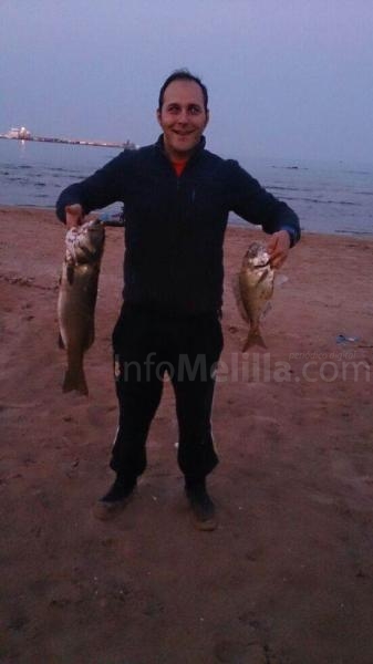 Manuel Morales con su robalo de casi 3 kilogramos y dorada de casi un kilo