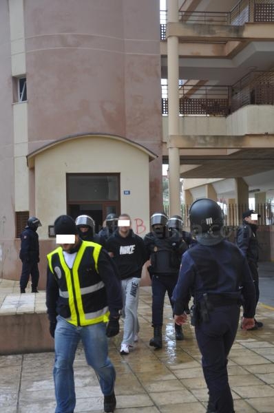 La Policía interviene gran cantidad de armas, dinero y droga en los registros efectuados en La Cañada