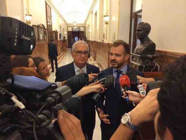 Gutiérrez y Márquez de la Rubia en los pasillos del Congreso