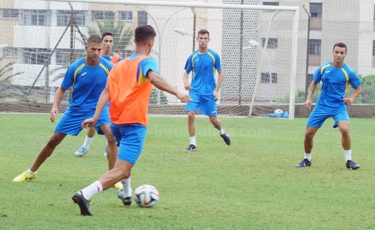 La U.D. Melilla se ejercita en una mañana lluviosa
