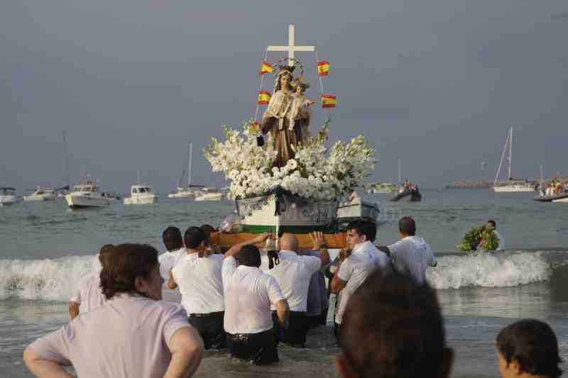 La Virgen del Carmen recorre la bahía melillense en la tradicional procesión del día de su festividad
