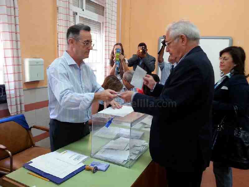 Juan José Imbroda, junto a su mujer, mientras deposita su voto