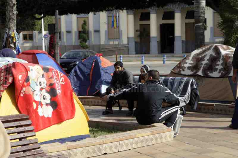 Los inmigrantes sirios abandonan la concentración tras obtener del Gobierno el compromiso de agilizar su traslado a la Península