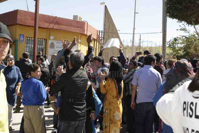 El ministro del Interior visita el CETI y se interesa por las historias de los inmigrantes acogidos