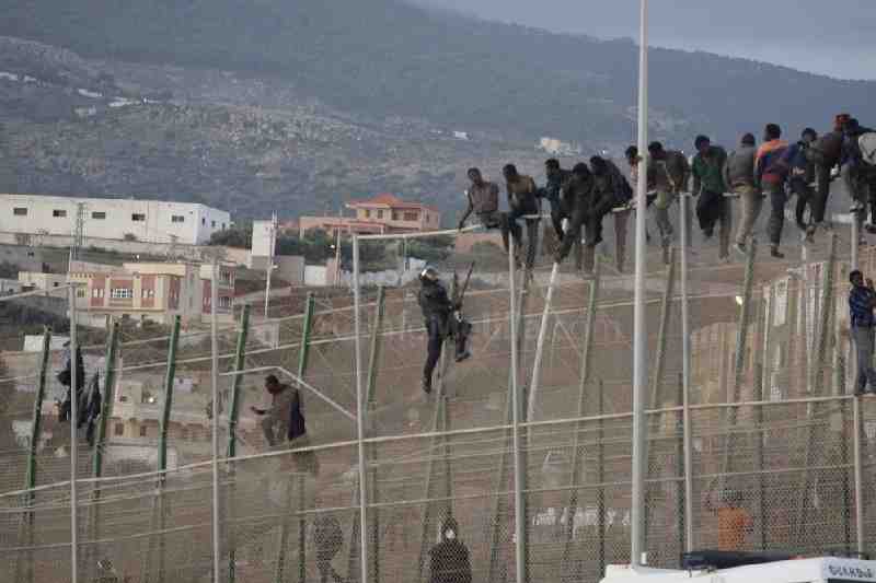 Unos 300 inmigrantes intentan saltar la valla de Melilla en "una de las madrugadas más tensas"