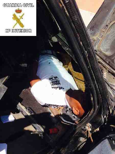 La Guardia Civil intercepta en el paso de Beni Enzar un nuevo vehículo de las mafias con una persona oculta en su interior