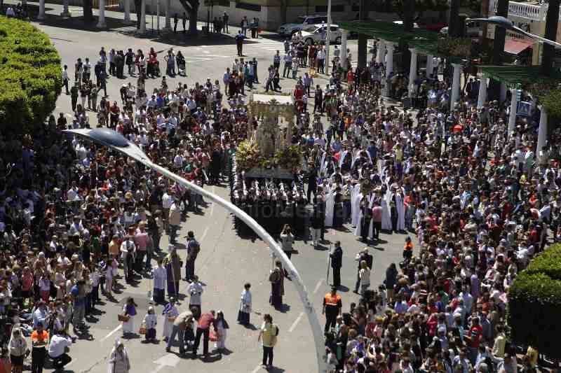 Melilla completa su Semana Santa con el "Encuentro" entre Resucitado y Rocío