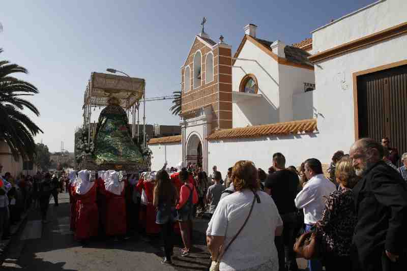 La Pollinica y Nuestra Señora de Gracia y Esperanza hacen su estación de penitencia en un Domingo de Ramos bañado por un sol radiante