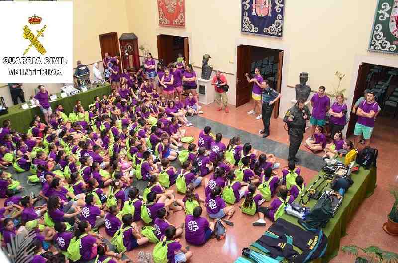 La Guardia Civil celebra una jornada de convivencia con los niños de las Colonias Urbanas