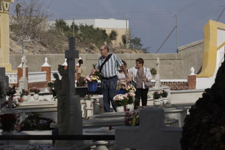 Cientos de melillenses celebran el Día de Todos los Santos visitando el Cementerio de la Purísima Concepción