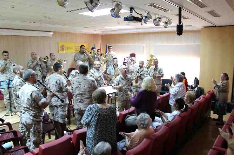 La Unidad de Música del Batallón de Cuartel General de la COMGEMEL ofrece un concierto a los usuarios de la residencia de mayores