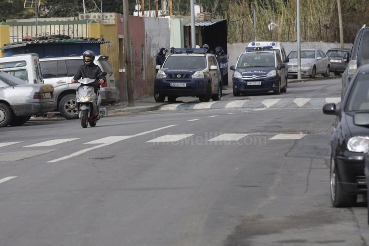 La Policía Nacional despliega un amplio dispositivo policial en La Cañada para localizar a los protagonistas de los disturbios