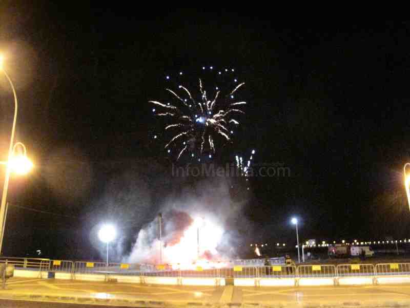 Los melillenses pudieron disfrutar de la noche de San Juan a pesar de que el agua intentó deslucir la fiesta