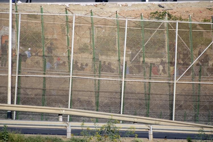 Unos 1.000 inmigrantes subsaharianos han protagonizado un nuevo intento de entrada a Melilla, aunque ninguno lo ha logrado