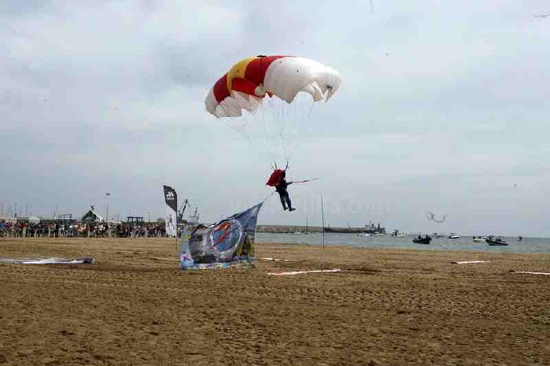 La Patrulla Acrobática Paracaidista del Ejercito del Aire abre los actos del Día de Melilla con una exhibición de saltos en la playa de Los Cárabos